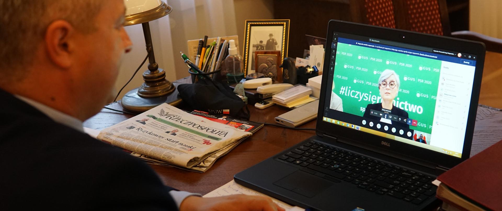 mężczyzna i komputer