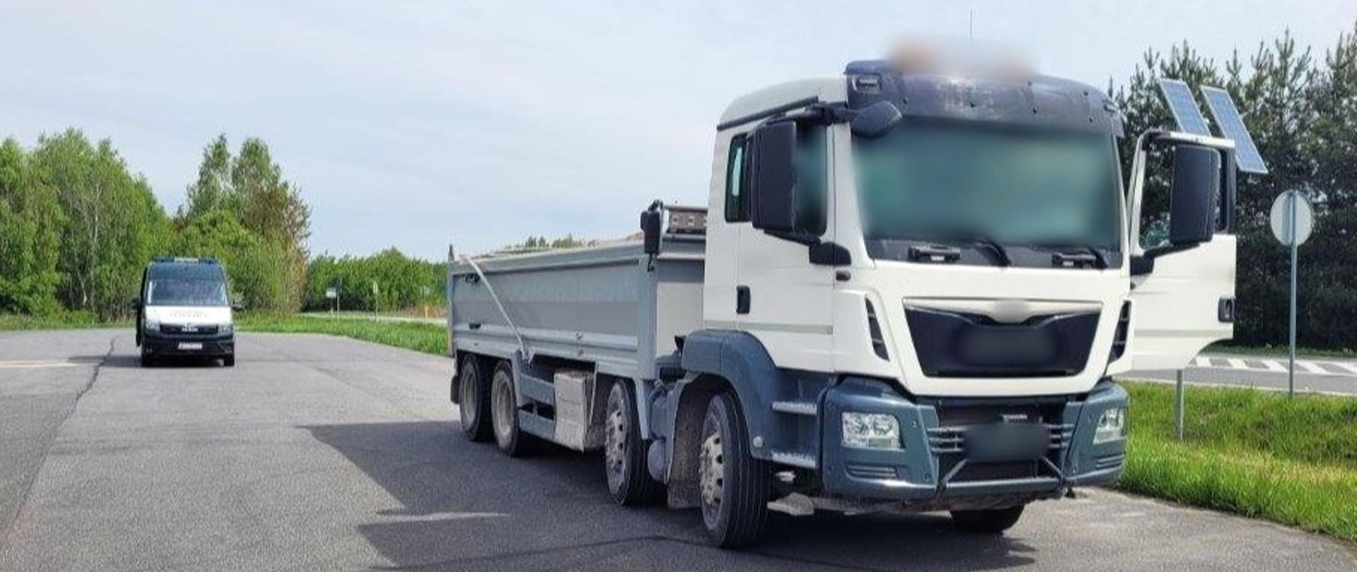 Na pierwszym planie (od prawej): kontrolowana wywrotka z ładunkiem piachu. W tle (od lewej): oznakowany furgon mazowieckiej Inspekcji Transportu Drogowego.