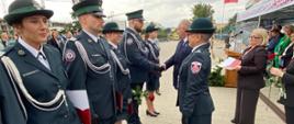 Wręczenie kwiatów przez DIAS i Naczelnik UCS