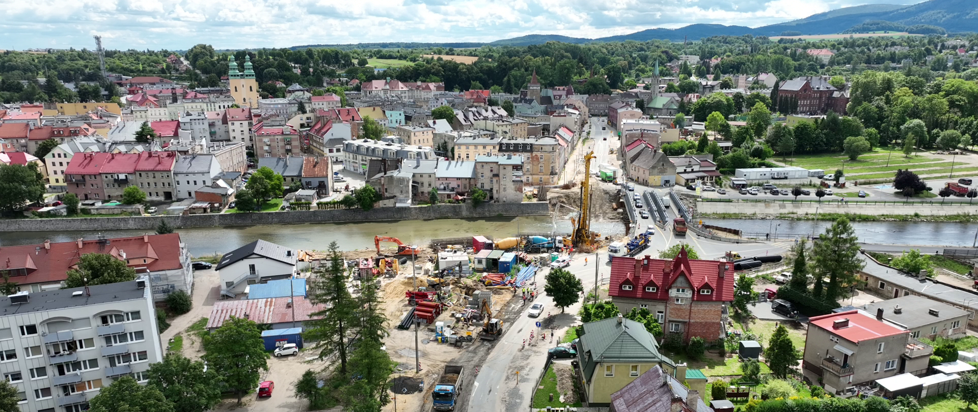 Montaż pali pod fundamenty podpór nowego mostu w Głuchołazach
