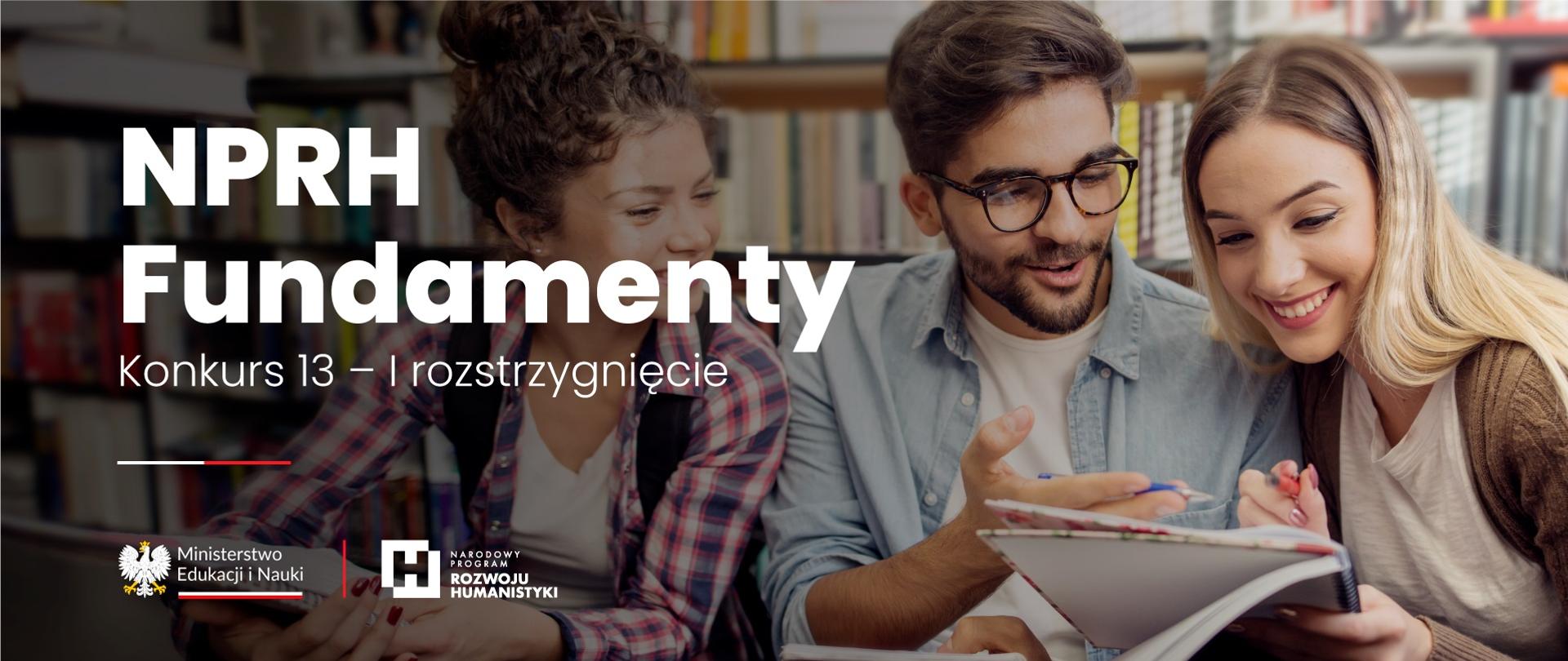 Kilkoro młodych ludzi nad książką, obok napis NPRH Fundamenty - konkurs 13 - I rozstrzygnięcie.