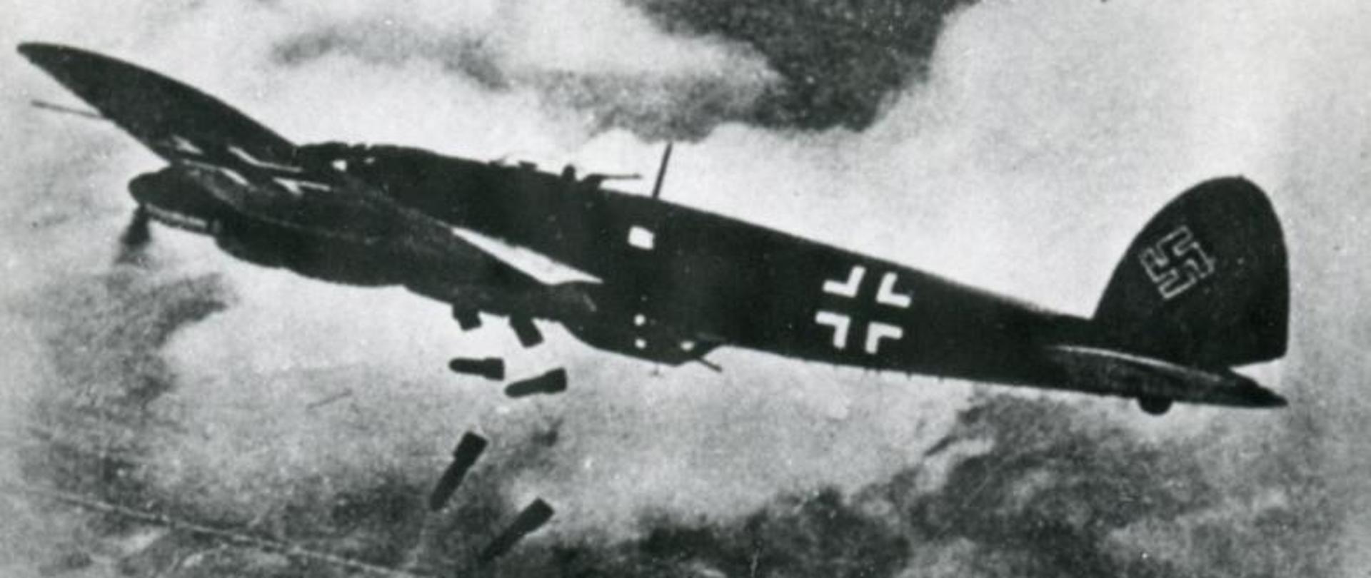 Samolot Heinkel He 111 zrzucający bomby na Warszawę.
