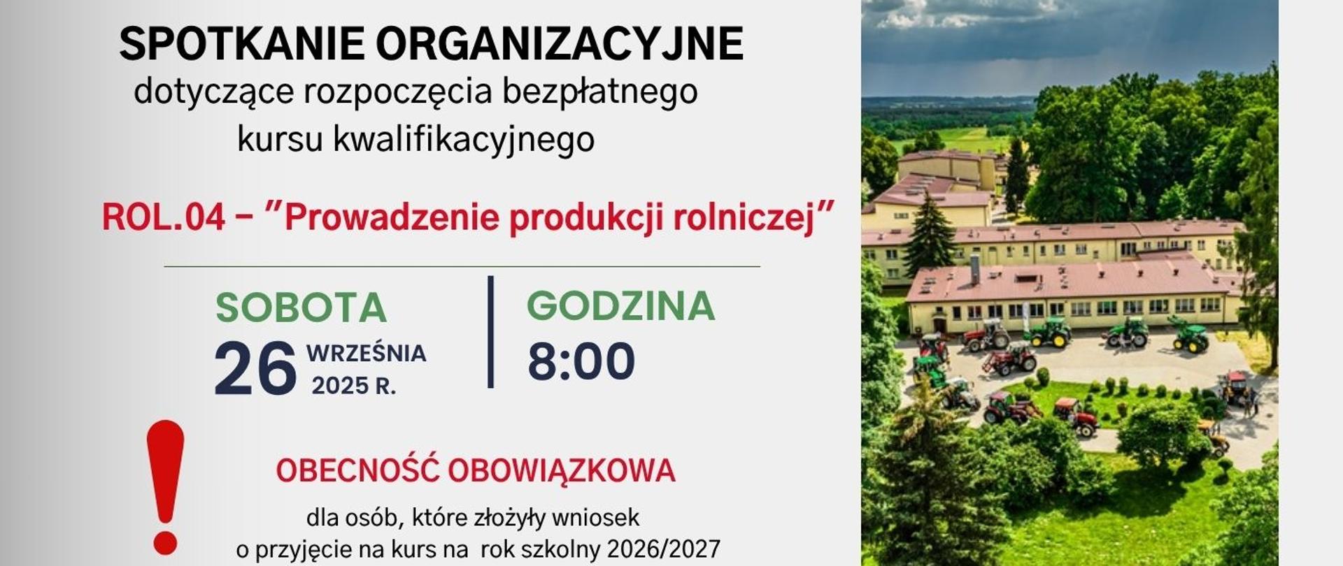 Plakat informuje o spotkaniu organizacyjnym dotyczącym rozpoczęcia bezpłatnego kursu kwalifikacyjnego ROL.04 „Prowadzenie produkcji rolniczej”. Spotkanie odbędzie się w sobotę 26 września 2025 roku o godz. 8:00. Obecność jest obowiązkowa dla osób, które złożyły wniosek o przyjęcie na kurs na rok szkolny 2026/2027. Po prawej stronie grafiki znajduje się zdjęcie budynku szkoły oraz maszyn rolniczych.