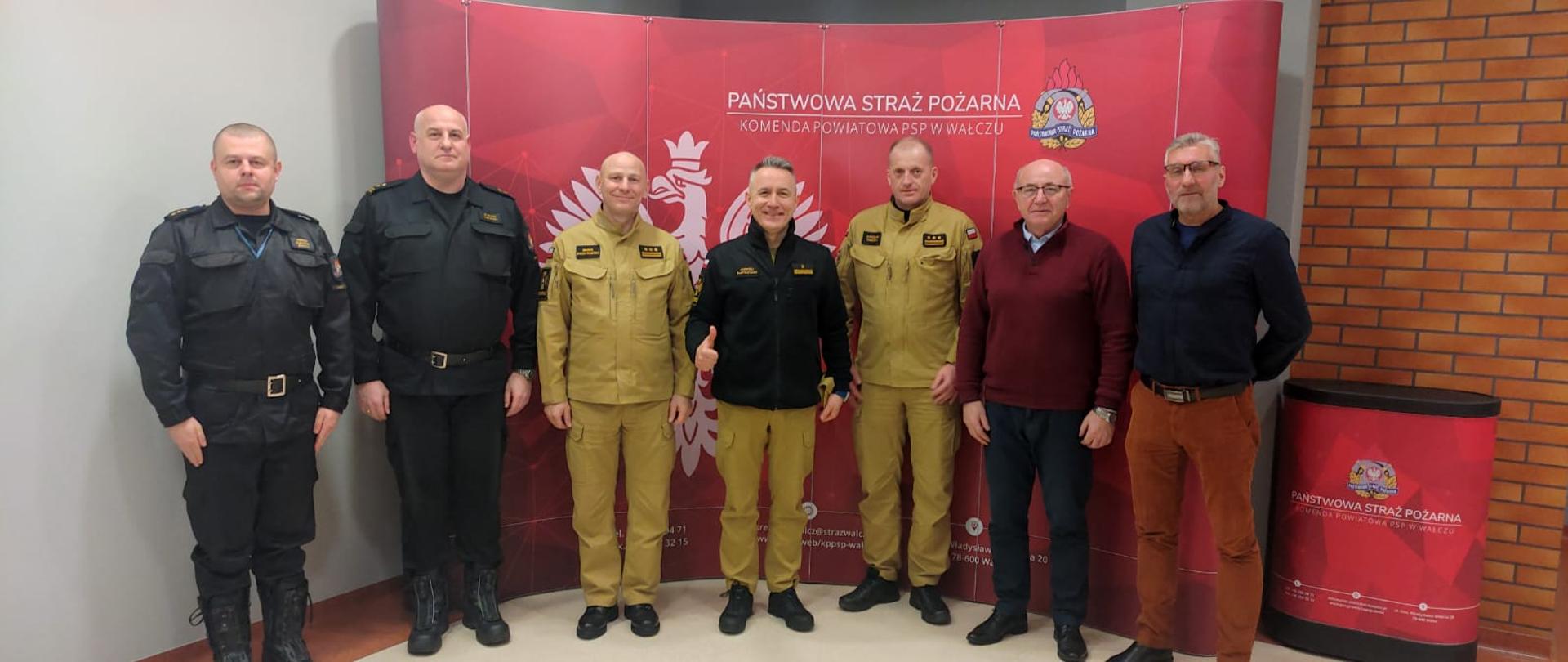 Zdjęcie przedstawie od lewej: zastępcę Komendanta Powiatowego PSP w Wałczu, Komendanta Powiatowego PSP w Wałczu, Dyrektora Biura KG PSP, Komendanta Głównego PSP, Komendanta Wojewódzkiego PSP w Szczecinie, Starostę Wałeckiego i zastępce Wójta Gminy Wałcz