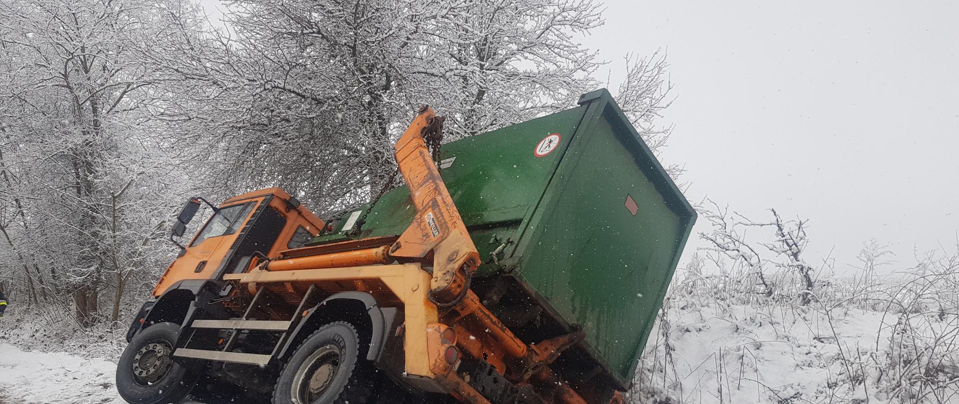 Na zdjęciu widać samochód ciężarowy w rowie