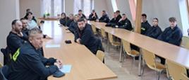 Na zdjęciu widać strażaków ochotników - kursantów.