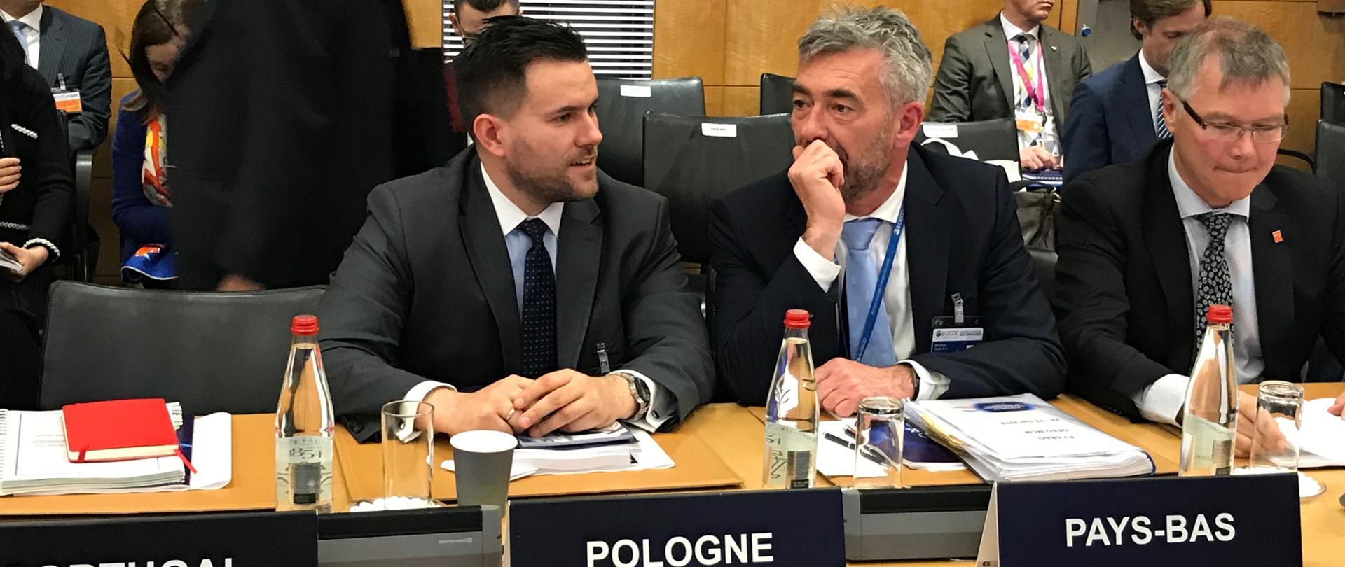 Zastępca dyrektora Departamentu Systemu Podatkowego Filip Majdowski podczas posiedzenia OECD rozmawia z delegatem z Belgi