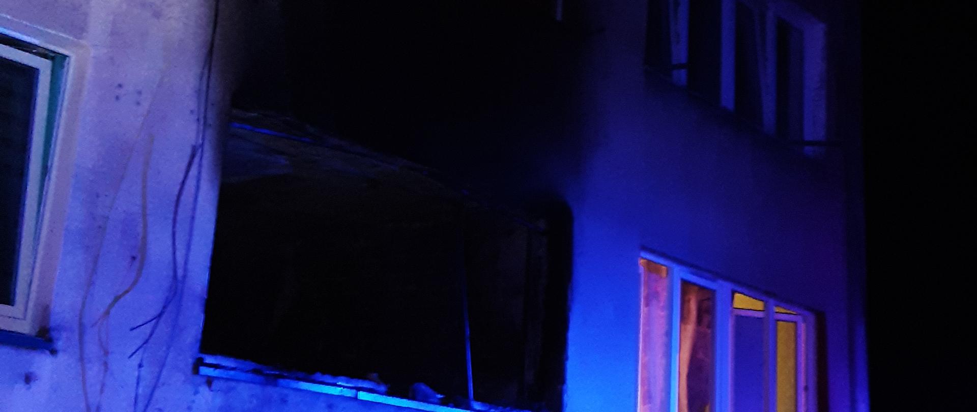 Pożar mieszkania na Broniewskiego w Koszalinie. Widok pogorzeliska z zewnątrz.