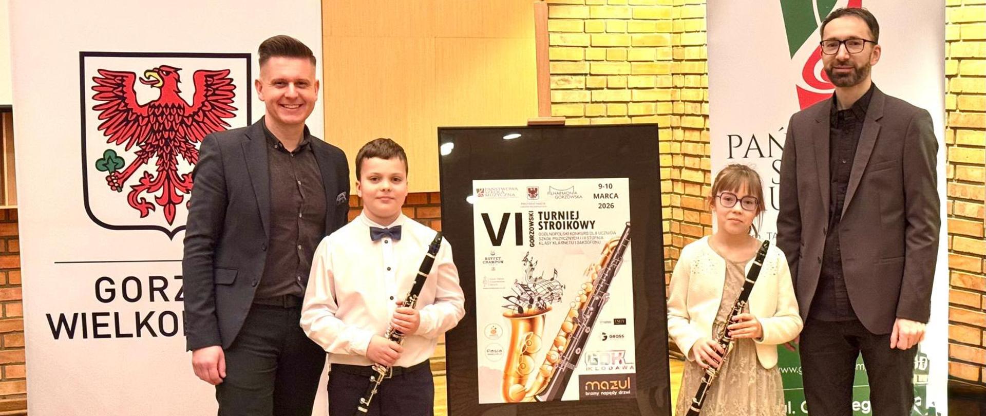 Zdjęcie przedstawia nauczycieli oraz laureatów konkursu na scenie gorzowskiego konkursu.