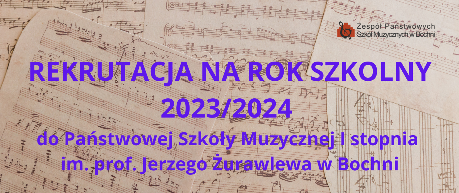 W prawym górny rogu logo ZPSM w Bochni. Na środku napis drukowanymi niebieskimi literami w 4 rzędach: „REKRUTACJA NA ROK SZKOLNY 2023/2024 do Państwowej Szkoły Muzycznej I stopnia w Bochni” Tło w kolorze brązowym zawiera elementy zapisu nutowego.