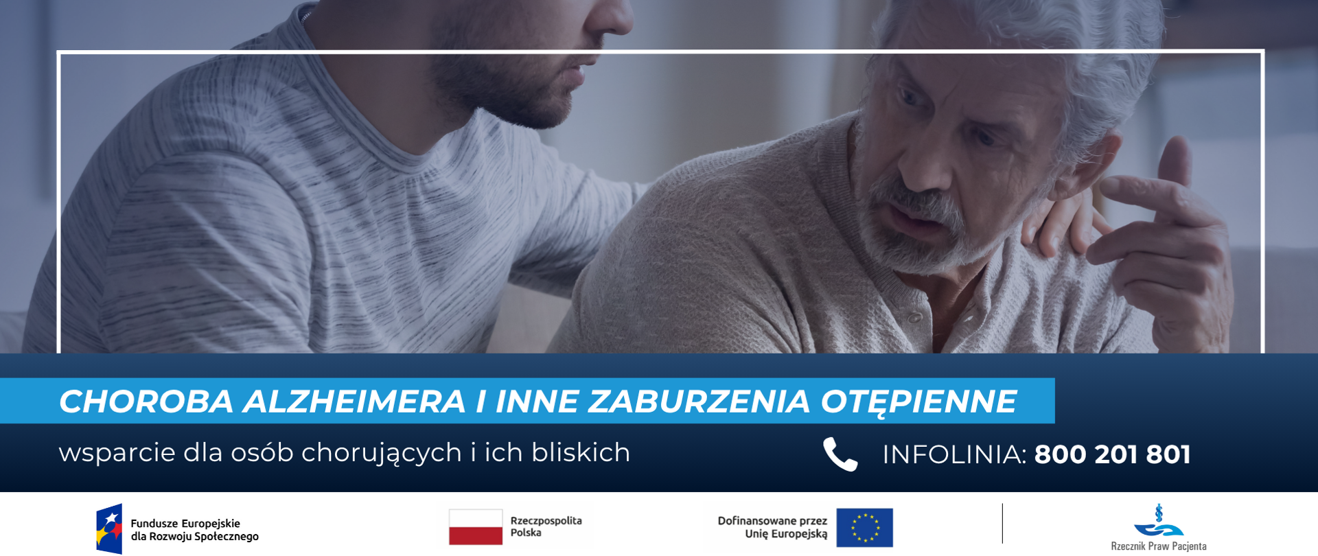 Baner informacyjny dotyczący choroby Alzheimera i innych zaburzeń otępiennych. W górnej części widać starszego mężczyznę oraz młodszego mężczyznę, który obejmuje go ramieniem i wskazuje coś dłonią. Na niebieskim tle znajduje się napis: „CHOROBA ALZHEIMERA I INNE ZABURZENIA OTĘPIENNE” oraz informacja: „wsparcie dla osób chorujących i ich bliskich”. Po prawej podano numer infolinii: 800 201 801. W dolnej części umieszczono logotypy Funduszy Europejskich, Rzeczypospolitej Polskiej, Unii Europejskiej oraz Rzecznika Praw Pacjenta.
