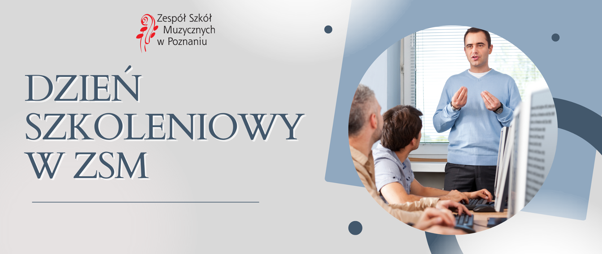 Grafika na szarym tle. Z prawej strony zdjęcie przedstawiające wykładowcę mówiącego w stronę mężczyzn. Z lewej strony logo ZSM i tekst: dzień szkoleniowy w ZSM