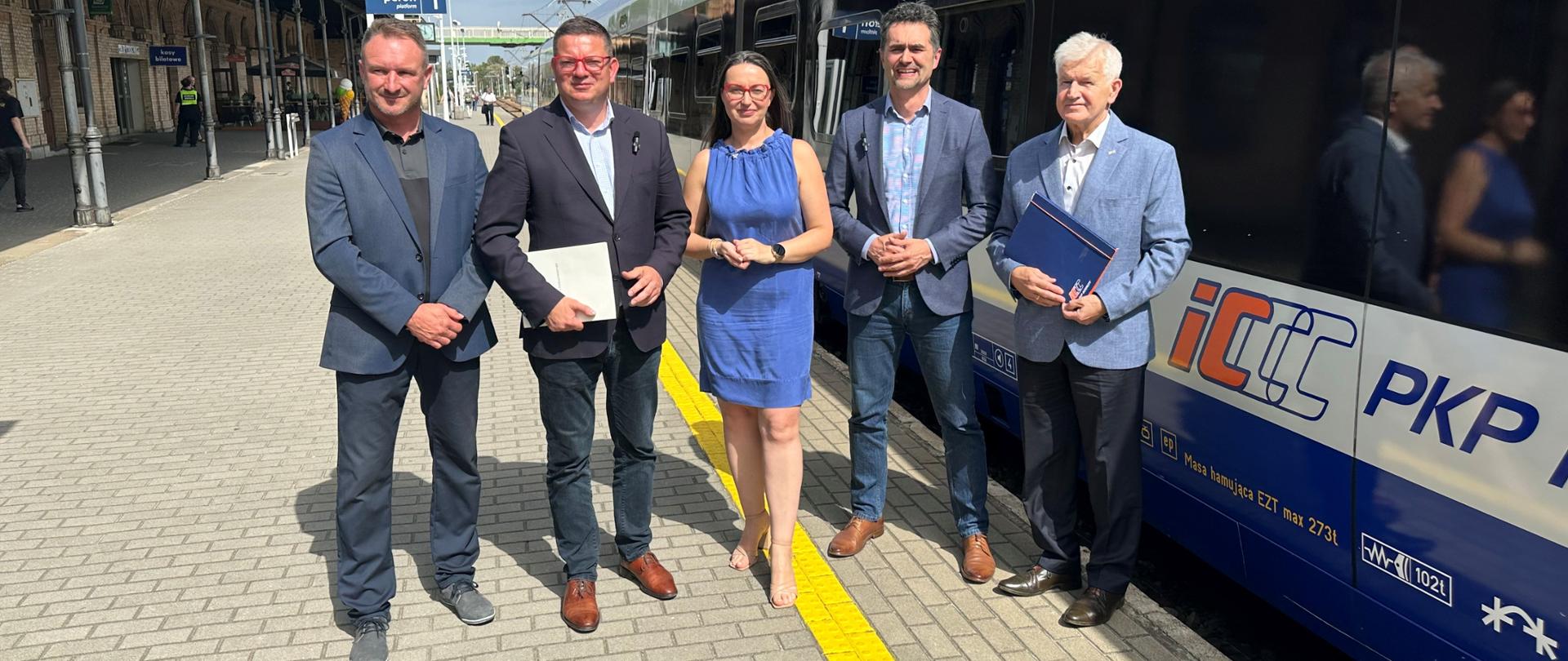 Od 1 października tego roku zaczną kursować cztery nowe pociągi w relacji Kraków – Bielsko-Biała z postojami na stacjach: Czechowice-Dziedzice, Oświęcim, Chrzanów Śródmieście. W briefingu prasowym zapowiadającym uruchomienie połączeń PKP Intercity wzięli udział wiceministrowie infrastruktury Piotr Malepszak i Przemysław Koperski oraz przewodniczący sejmowej komisji infrastruktury, poseł Mirosław Suchoń. 