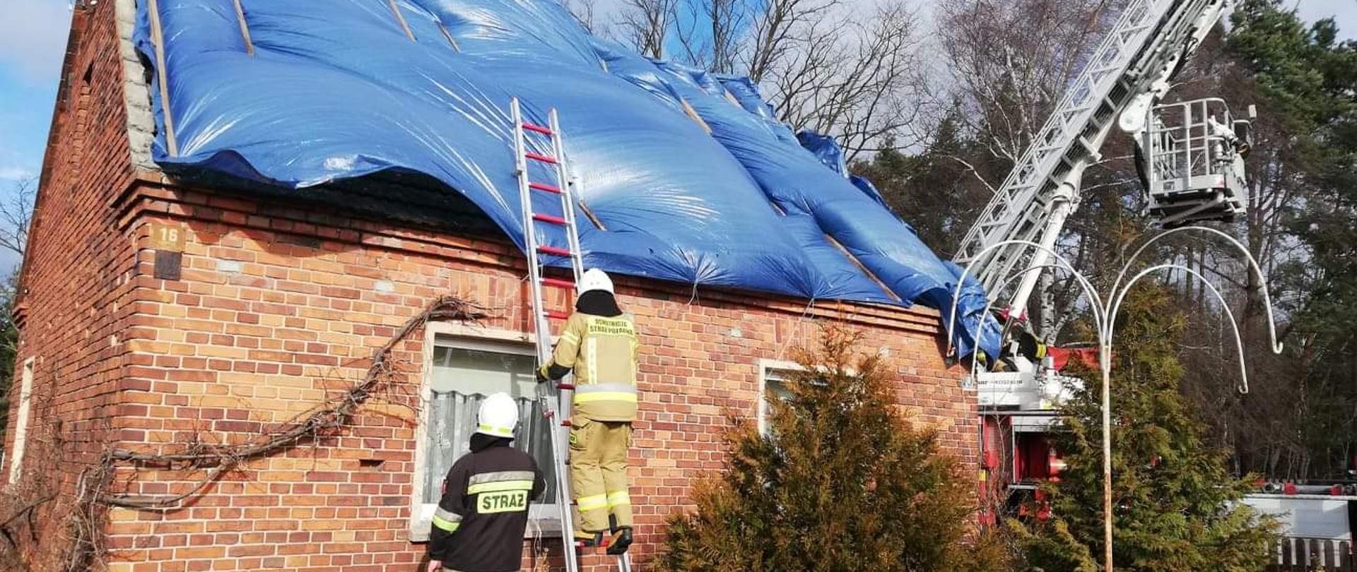 Zerwany dach budynku mieszkalnego