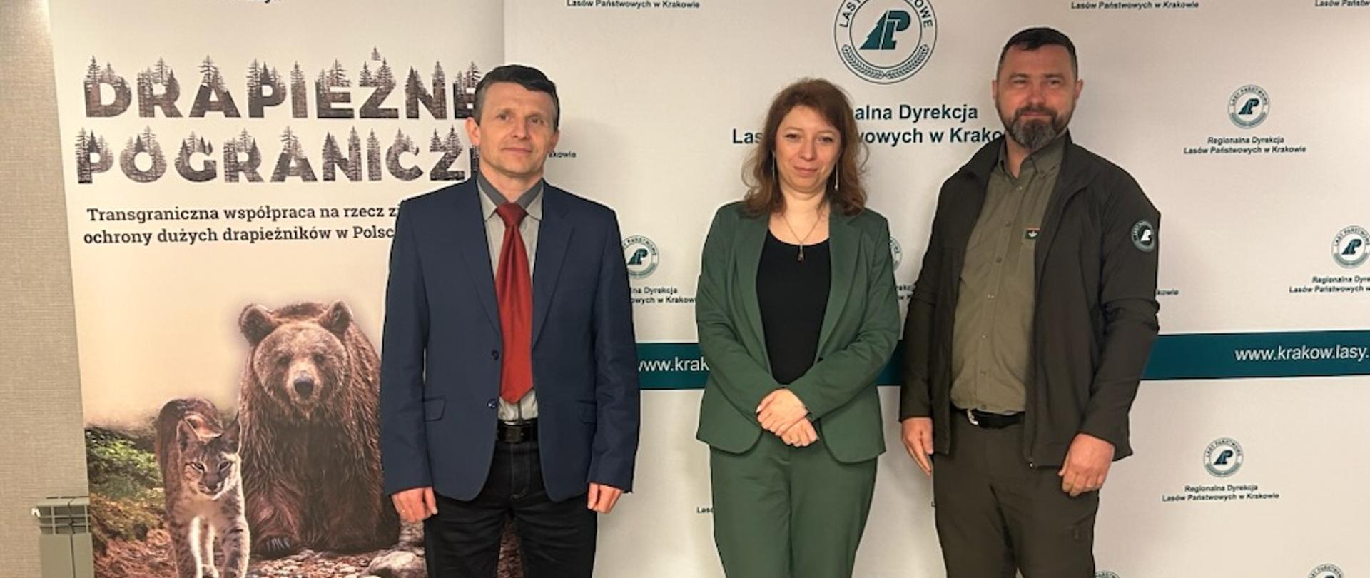 Na zdjęciu od lewej: Pan Mariusz Skwara- Regionalny Konserwator Przyrody w Krakowie, Pani Patrycja Kosyło- II Zastępca Regionalnego Dyrektora Ochrony Środowiska w Krakowie, Pan Piotr Kempf- Regionalny Dyrektor Lasów Państwowych w Krakowie