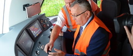 Minister A. Adamczyk w lokomotywie Dragon 2