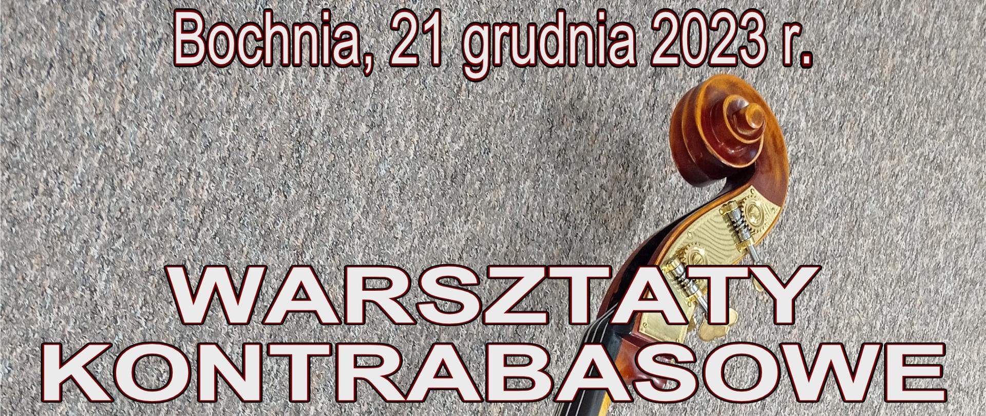 Grafika na szarym tle z widocznymi elementami główki, strun i górnej części pudła rezonansowego kontrabasu. W części centralnej białymi drukowanymi literami treść: "Bochnia, 21 grudnia 2023 r. Warsztaty kontrabasowe dla nauczycieli i uczniów ZPSM w Bochni, prowadzący dr Marek Romanowski". W części dolnej znajduje się logo szkoły.