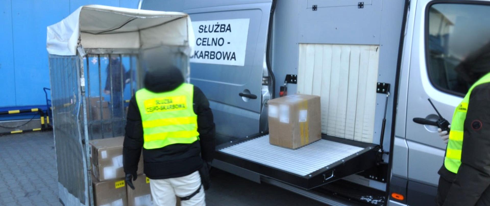 funkcjonariusz przy mobilnym skanerze RTG