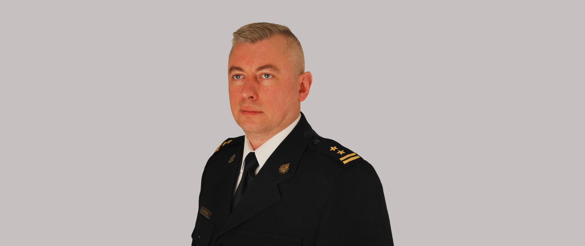 Portret brygadiera Roberta Licznerskiego Zastępcy Komendanta Miejskiego Państwowej Straży Pożarnej w Elblągu
