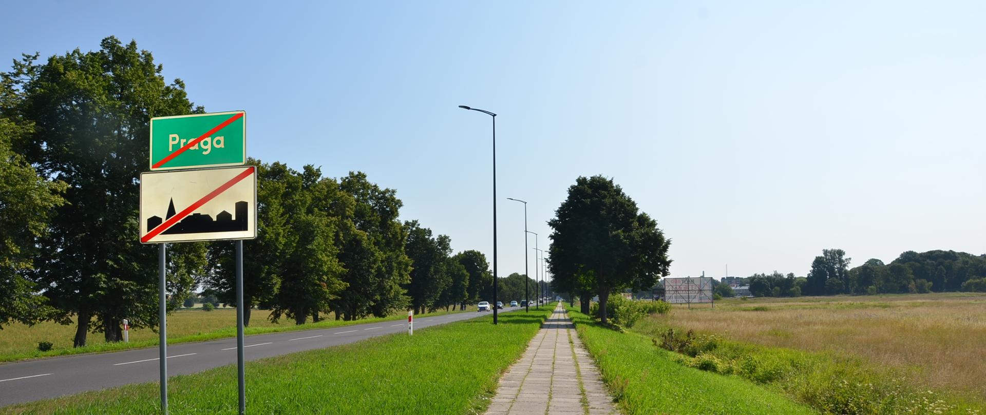 Chodnik o szer. ok. 2 m ułożony z płyt betonowych wzdłuż DK72 między Pragą i Poddębicami. 