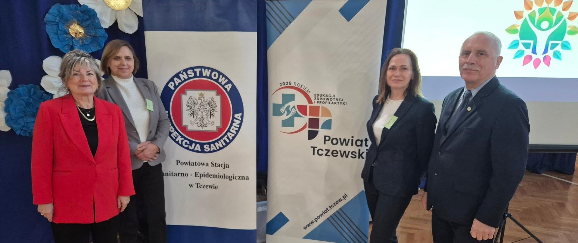 Na zdjęciu znajduje się czworo ludzi.