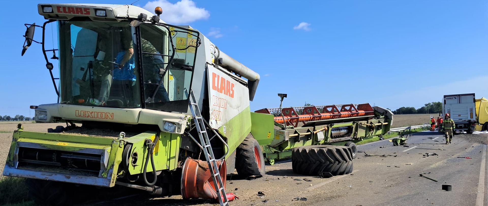 Kombajn zbożowy po zderzeniu z samochodem ciężarowym na drodze krajowej nr 62 w miejscowości Kobylniki gm. Kruszwica