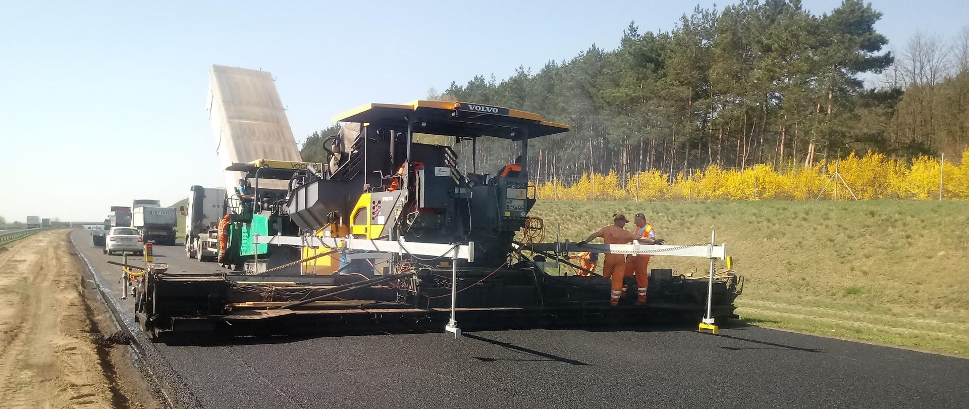 Remont A2 widok maszyny układającej masę bitumiczną