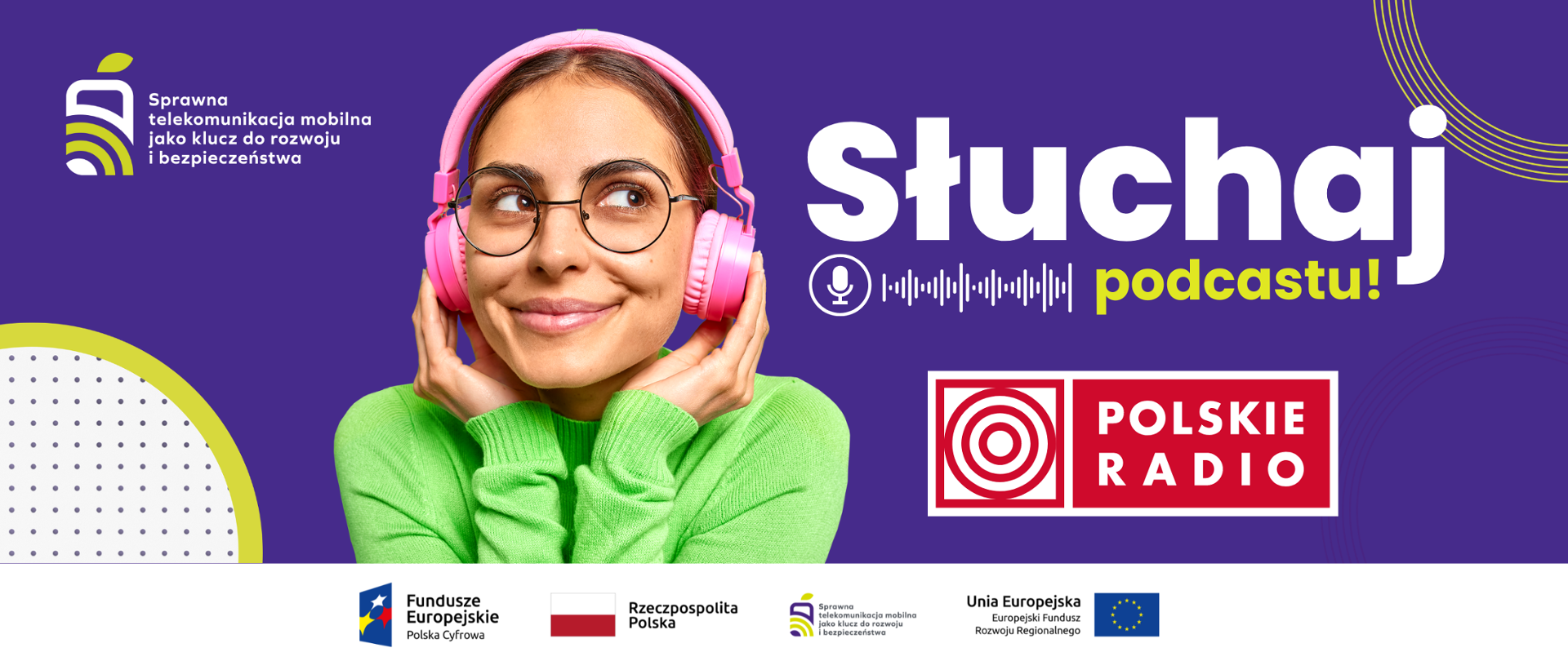 Zdjęcie przedstawia uśmiechniętą dziewczyną, która ma na głowie słuchawki oraz napis Słuchaj podcastu i logo Polskiego Radia.