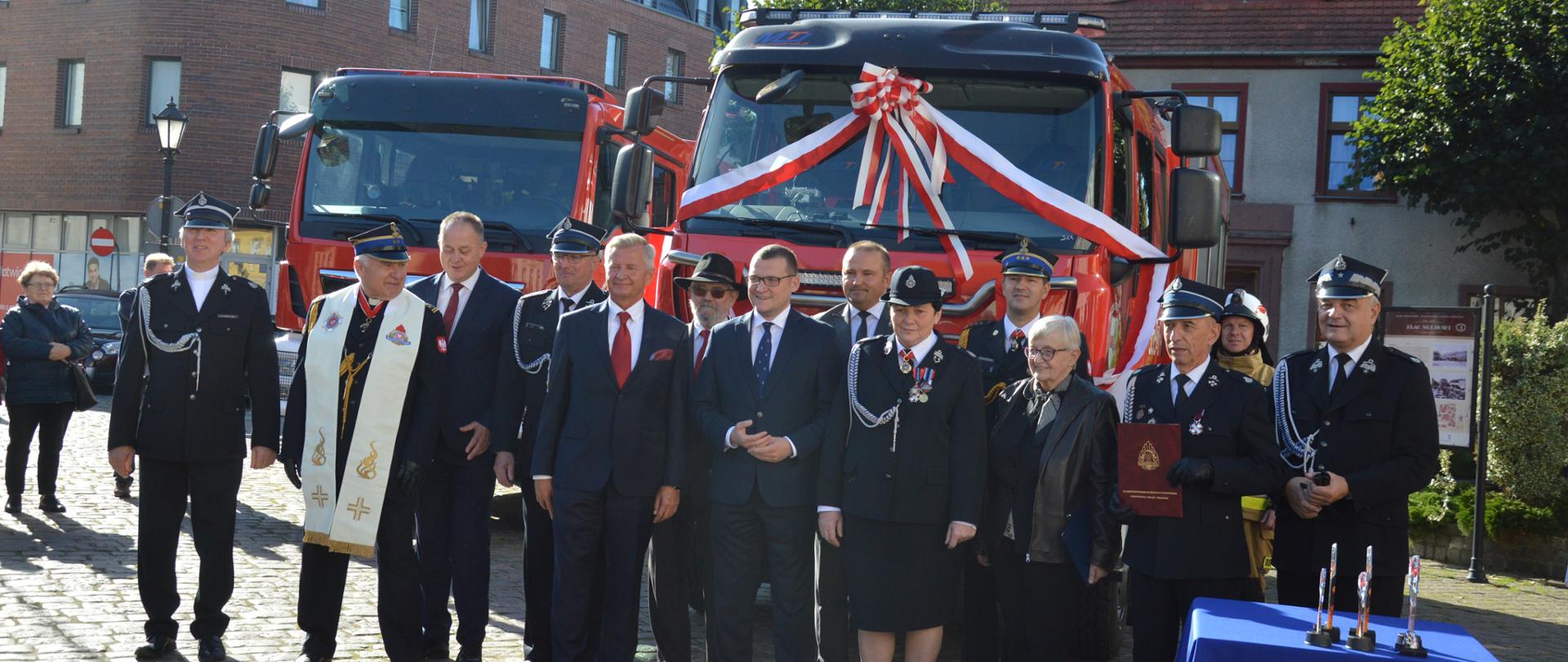 Zdjęcie przedstawia zgrupowanie strażaków w związku z przekazaniem nowych samochodów