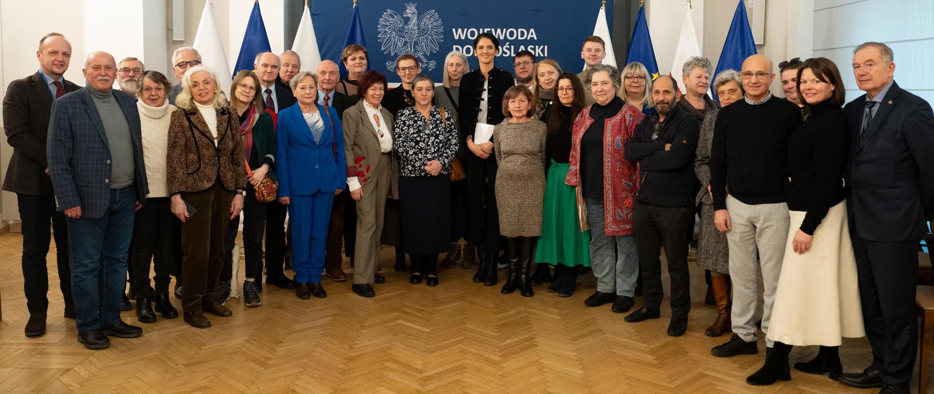 Dziś w Dolnośląskim Urzędzie Wojewódzkim wojewoda dolnośląska Anna Żabska spotkała się z przedstawicielami mniejszości narodowych i etnicznych, by wysłuchać ich głosu, poznać potrzeby oraz wspólnie wyznaczyć kierunki dalszej współpracy.