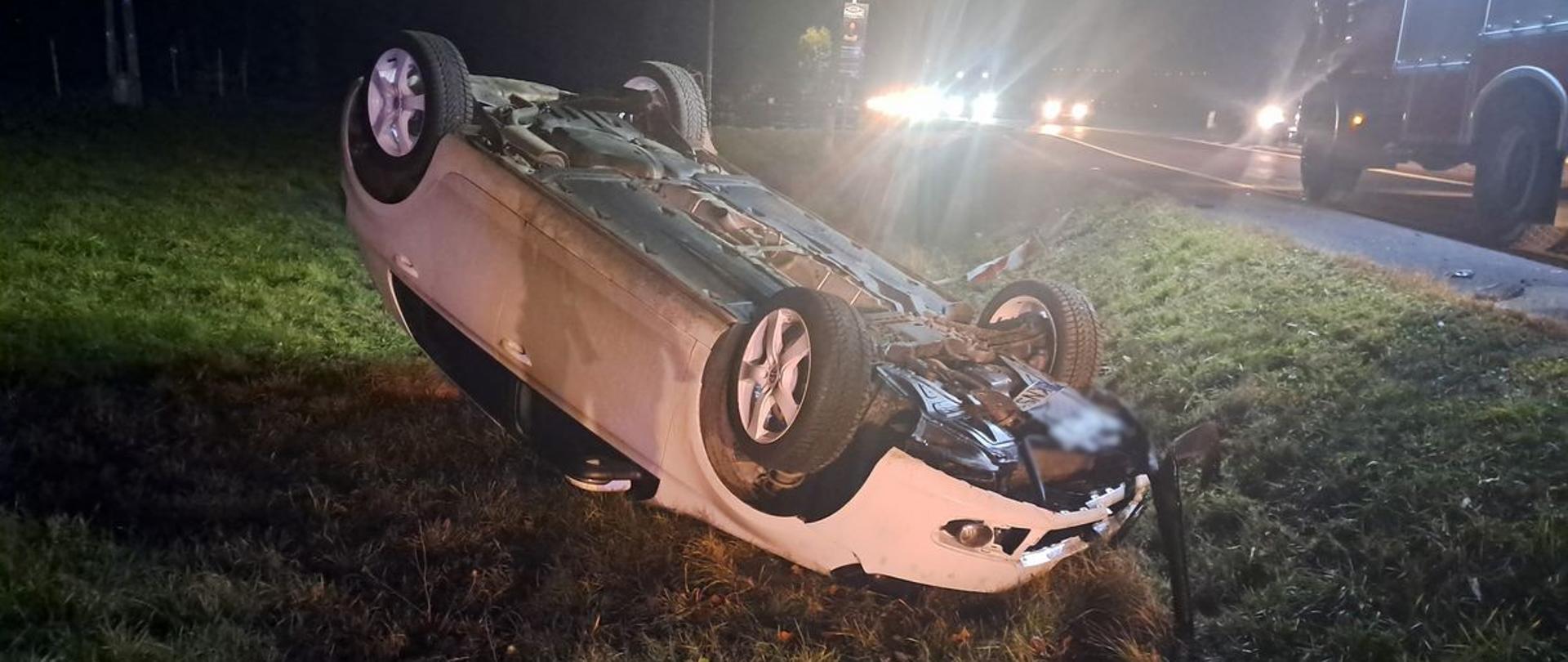 Widok samochodu na dachu poza drogą