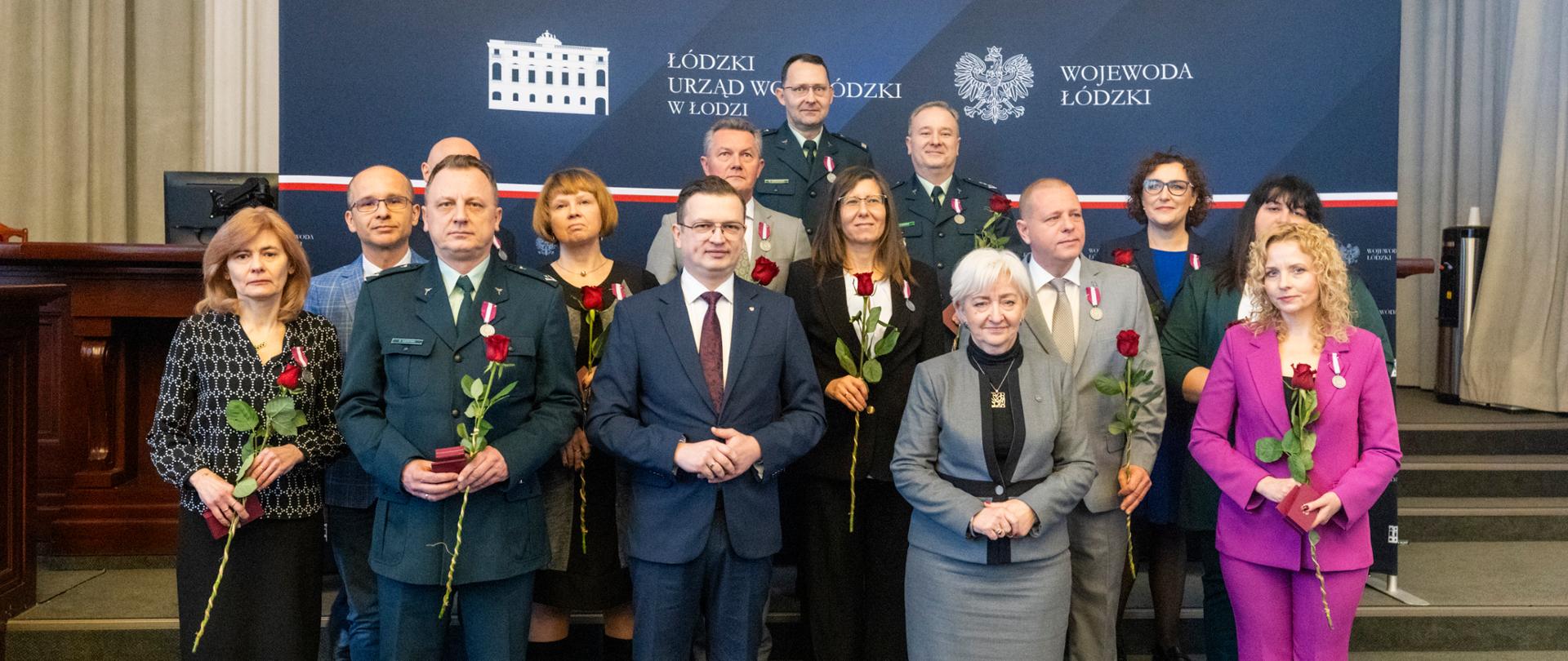 Wojewoda łódzki Dorota Ryl, II wicewojewoda Grzegorz Majewski wspólnie z odznaczonymi srebrnymi Medalami za Długoletnią Służbę 