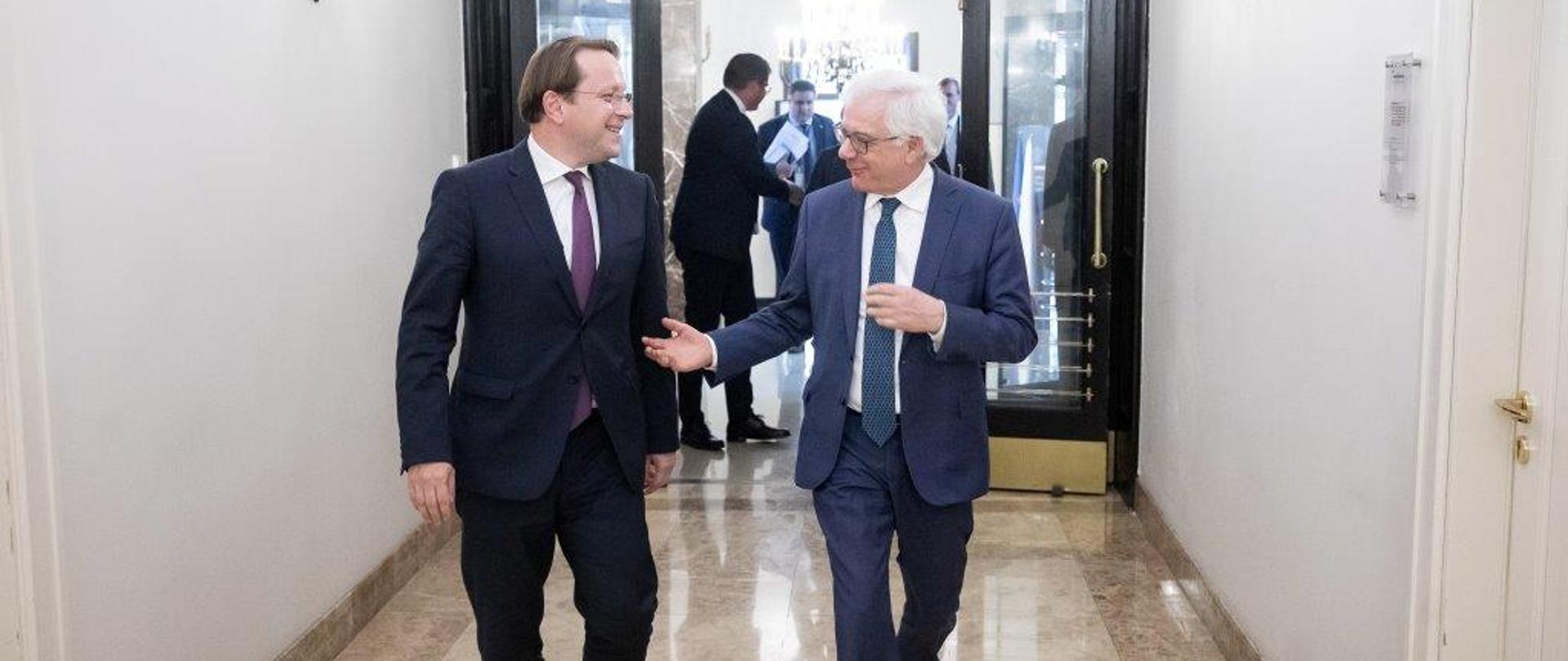 Spotkanie ministra Czaputowicza z komisarzem UE ds. sąsiedztwa i rozszerzenia 