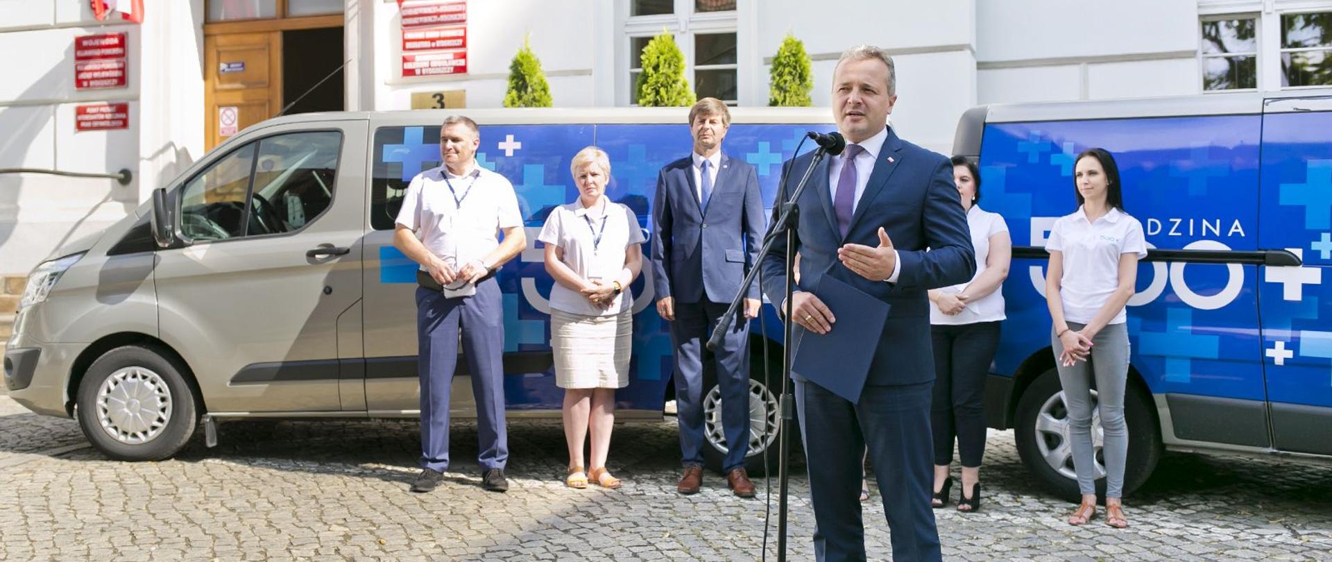 briefing prasowy wojewody Mikołaja Bogdanowicza i pracowników KPUW, na tle busów 500+ przed budynkiem KPUW w Bydgoszczy