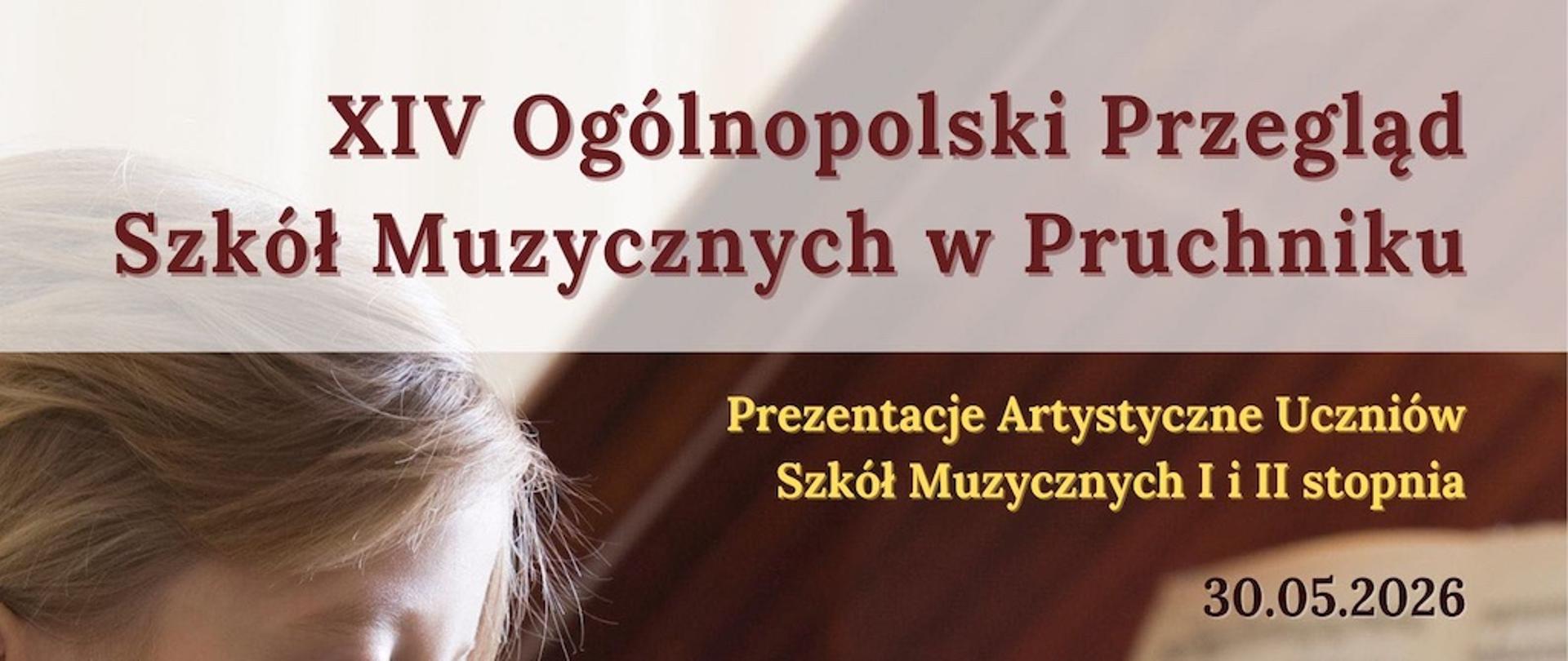 Głównym elementem graficznym jest duże, jasne zdjęcie z profilu przedstawiające młodą, jasnowłosą dziewczynkę skupioną na grze na zielono-złotym akordeonie klawiszowym. W tle widać rozłożone na stojaku nuty.
U góry plakatu znajduje się brązowy napis: „XIV Ogólnopolski Przegląd Szkół Muzycznych w Pruchniku”. Poniżej, po prawej stronie, mniejszą czcionką w kolorze złotym i czarnym dodano: „Prezentacje Artystyczne Uczniów Szkół Muzycznych I i II stopnia” oraz datę „30.05.2026”.
Na dole plakatu, na białym tle, umieszczono trzy logotypy: Fundacji Wspierania Edukacji Artystycznej, Podkarpackiego Zespołu Niepaństwowych Szkół Muzycznych oraz PSM Pruchnik. Poniżej logotypów widnieje złoty napis: „Publiczna Szkoła Muzyczna I stopnia w Pruchniku, ul. Szkolna 12, 37-560 Pruchnik”.