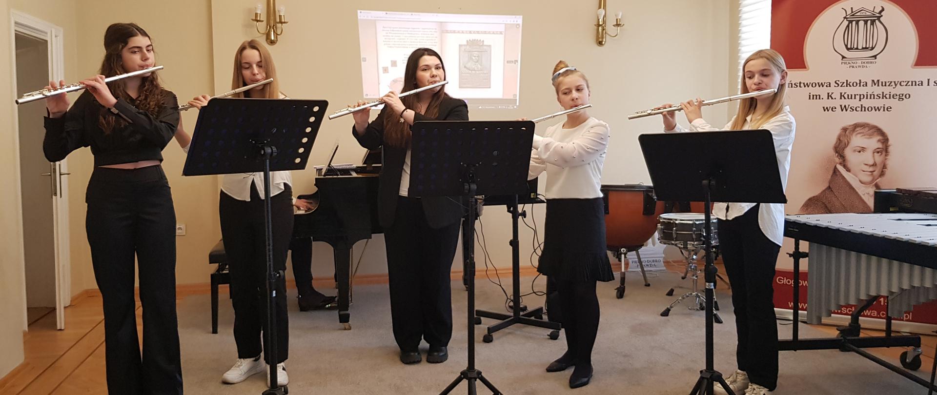 Występ zespołu fletowego.