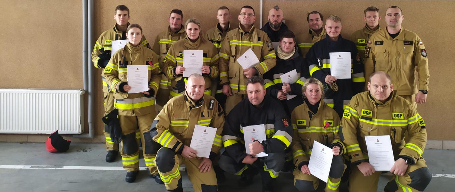 Zdjęcie grupowe absolwentów kursu podstawowego dla strażaków ratowników OSP