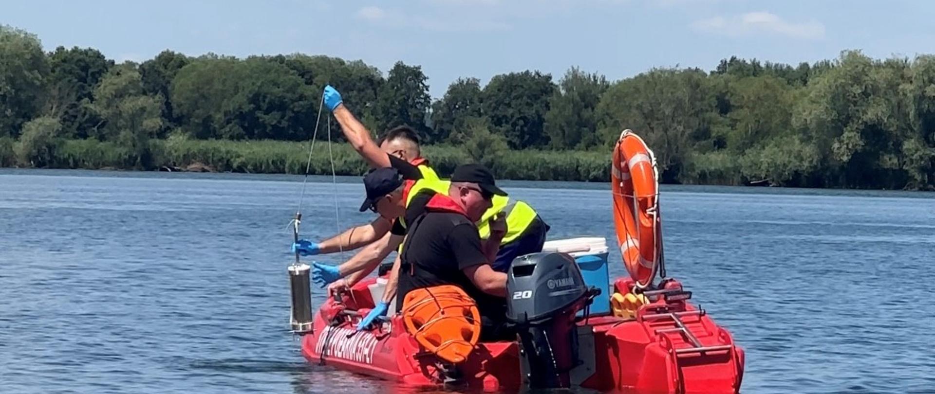 Pracownicy CLB GIOŚ na łodzi ze strażakami podczas poborów próbek wody 