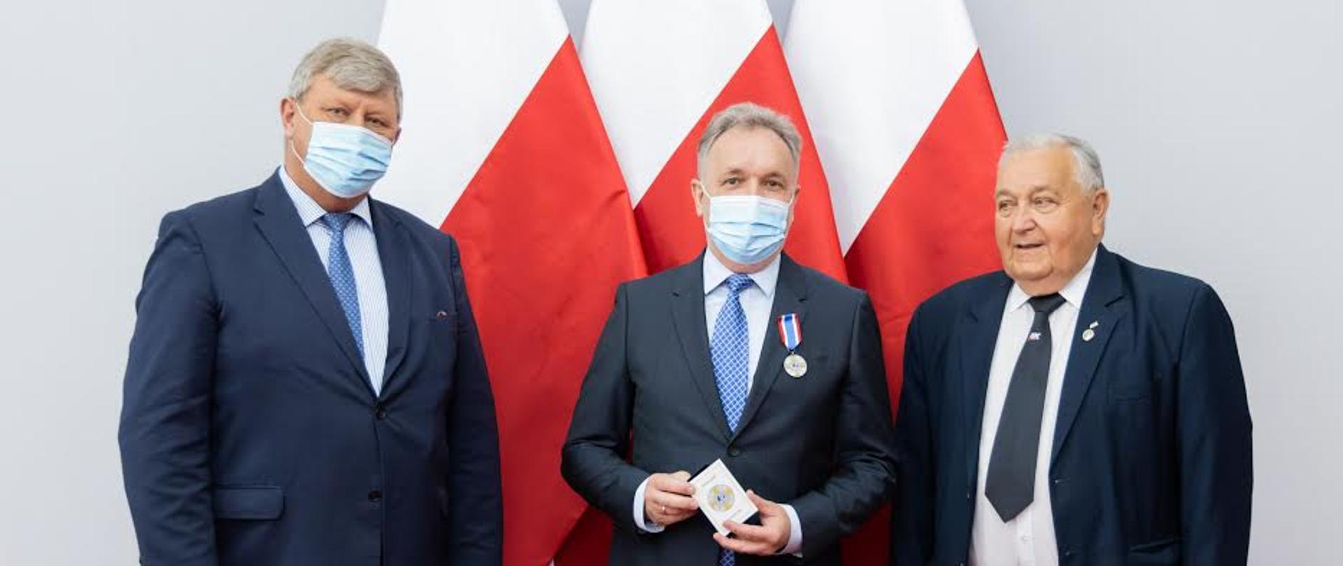 Zdjęcie przedstawiające wicewojewodę, prezesa Światowego Związku Żołnierzy Armii Krajowej Okręgu Bydgoskiego, Pełnomocnika Wojewody Kujawsko-Pomorskiego do spraw Kombatantów i Osób Represjonowanych Jacka Tarczewskiego.