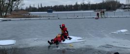 Strażacy ćwiczą ratownictwo lodowe na lodzie