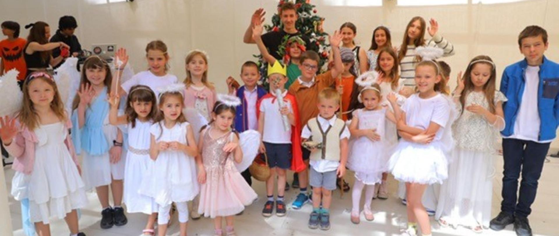 Spotkanie Bożonarodzeniowe w Ambasadzie RP w Santiago-grupa dzieci w strojach z Jasełek