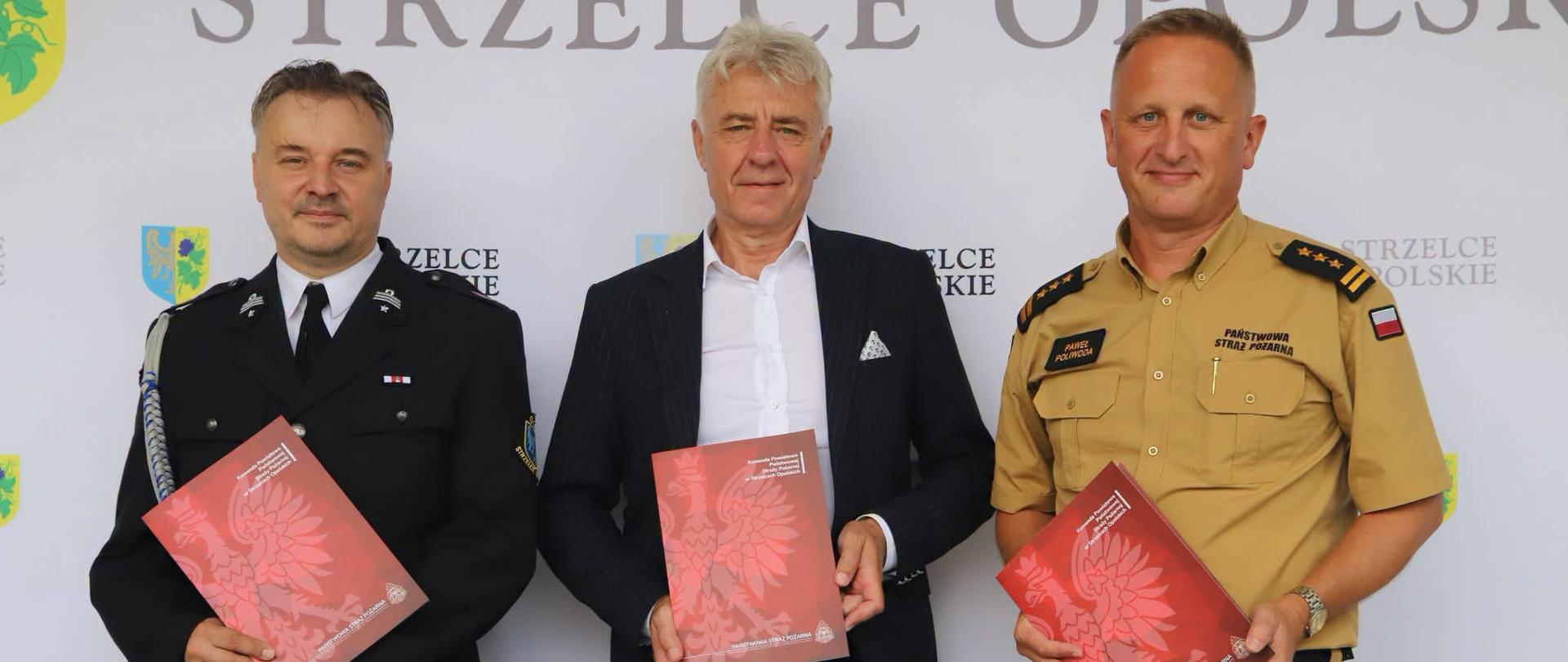 Zdjęcie przedstawia Prezesa OSP w Strzelcach Opolskich, Burmistrza Strzelec Opolskich, Komendanta Powiatowego PSP w Strzelcach Opolskich po podpisaniu porozumienia o włączeniu do KSRG.