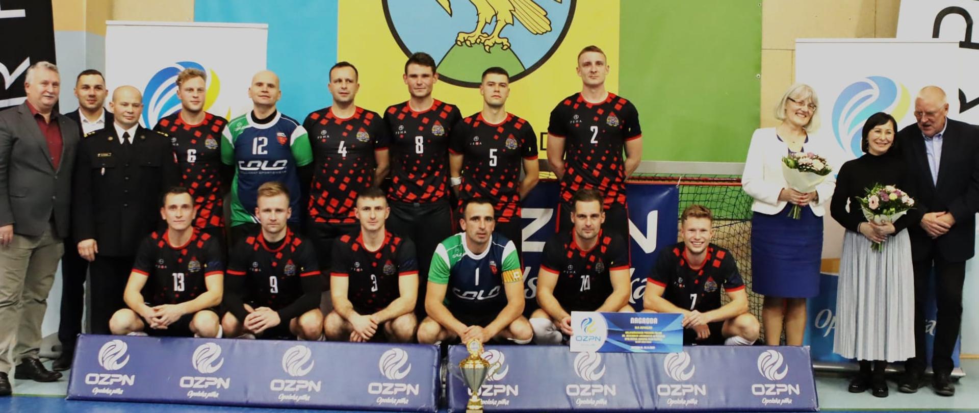 Wspólne zdjęcie zwycięzców Finału Wojewódzkiego Pucharu Polski im. Grzegorza Lachowicza w Futsalu w hali w Niemodlinie.