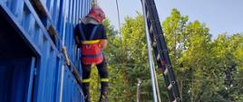 W czasie ćwiczeń strażacy doskonalili techniki ratownictwa wysokościowego realizowanego w KSRG w zakresie podstawowym oraz umiejętności budowania stanowisk i wiązania węzłów.
