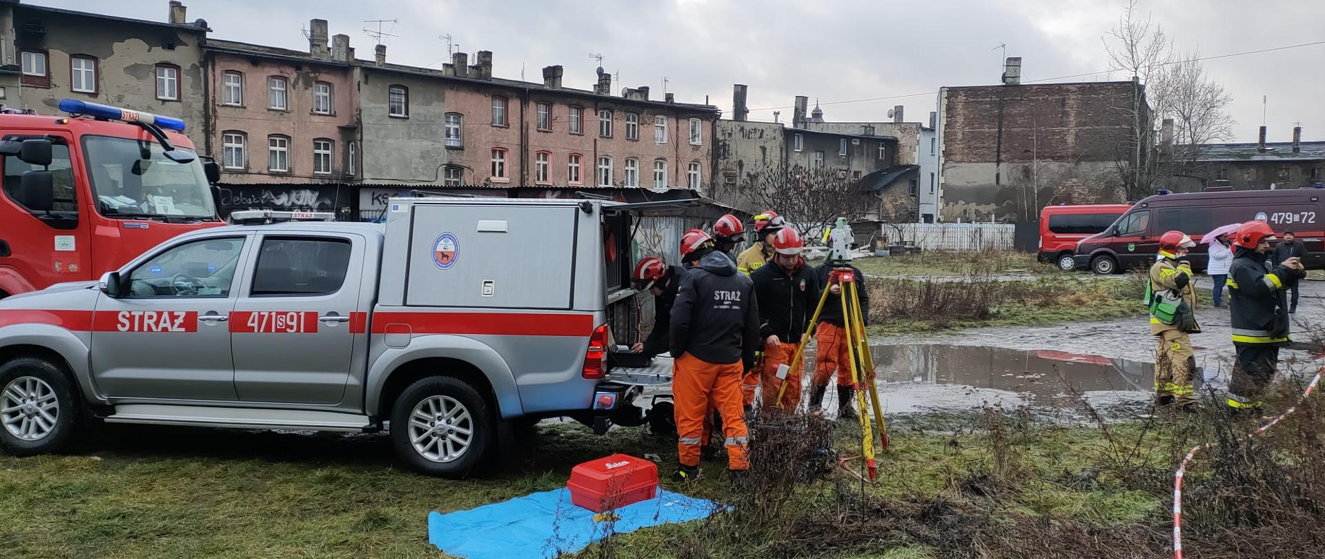 Zdjęcie przedstawia strażaków przygotowujących się do działań.