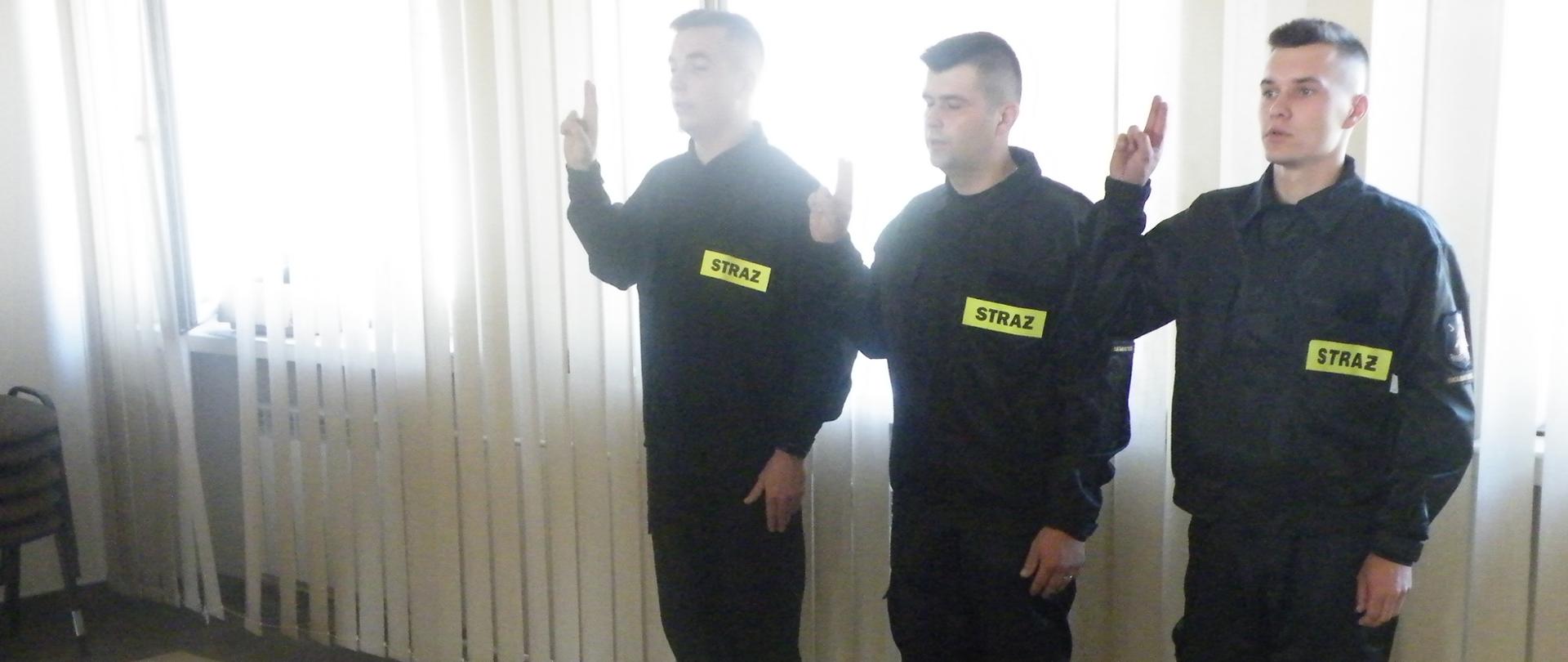 Zdjęcie przedstawia przyjętych do służby strażaków podczas ślubowania.