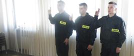 Zdjęcie przedstawia przyjętych do służby strażaków podczas ślubowania.