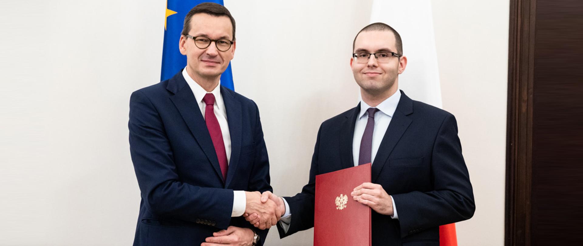 Piotr Mazurek Pełnomocnik Rządu ds. Polityki Młodzieżowej przedstawił Premierowi Morawieckiemu sprawozdanie z działalności w 2020 roku.