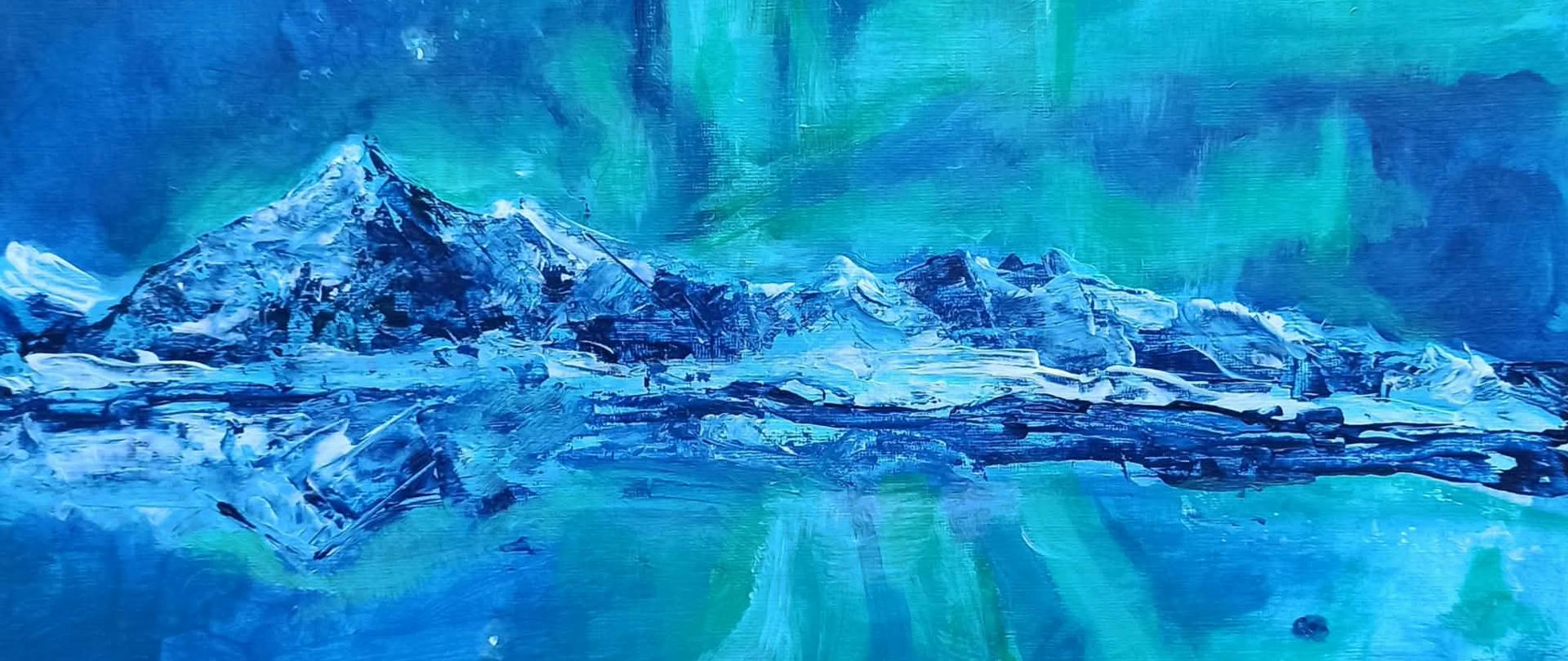 Obraz w chłodnej gamie kolorystycznej, w kompozycji horyzontalnej przedstawiający wodę na pierwszym planie, pasmo górskie w lini horyzontu i widoczną na niebie i odbijającą się w wodzie zorzę polarną - migotliwe, falujące pionowe linie