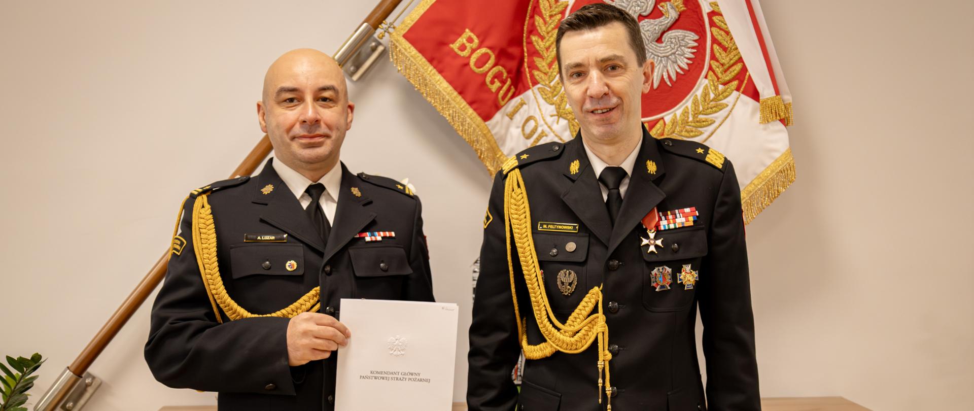 P.o. dyrektor Centralnego Muzeum Pożarnictwa w Mysłowicach oraz komendant główny PSP pozują razem do zdjęcia po wręczeniu decyzji